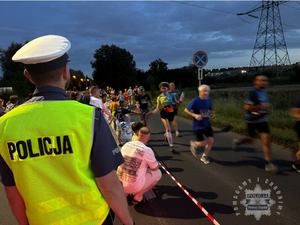 Zdjęcie służb zabezpieczających półmaraton