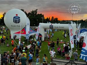 Zdjęcie służb zabezpieczających półmaraton