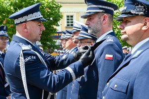 Zdjęcie komendanta podczas wręczania odznaki