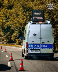 zdjęcie policyjnego radiowozu z napisem wypadek