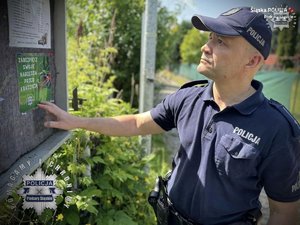 Zdjęcie dzielnicowego podczas kontroli ogródków działkowych