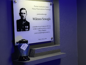 Zdjęcia policjantów oraz uczestników uroczystości