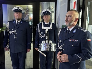 Zdjęcia policjantów oraz uczestników uroczystości
