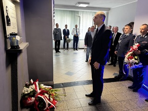 Zdjęcia policjantów oraz uczestników uroczystości