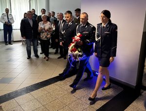 Zdjęcia policjantów oraz uczestników uroczystości
