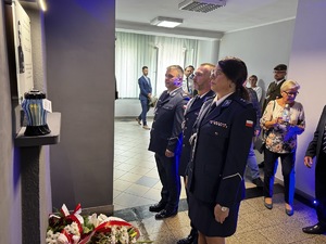 Zdjęcia policjantów oraz uczestników uroczystości