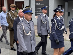 Zdjęcia policjantów oraz uczestników uroczystości