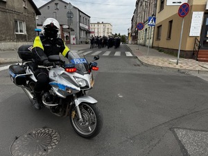 Zdjęcia policjantów oraz uczestników uroczystości