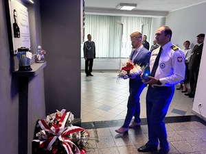 Zdjęcia policjantów oraz uczestników uroczystości