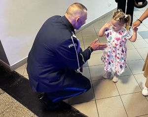 Zdjęcia policjantów oraz uczestników uroczystości