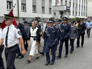 Zdjęcia policjantów oraz uczestników uroczystości