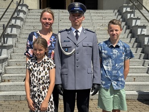 Zdjęcia policjantów oraz uczestników uroczystości