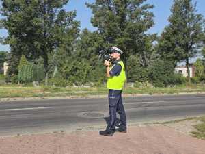 Zdjęcie policjanta kontrolującego prędkość pojazdów