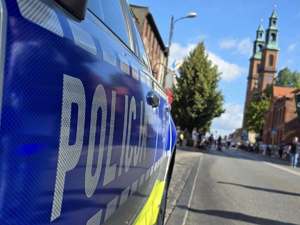 Zdjęcie policjantów podczas zabezpieczenia pielgrzymki kobiet