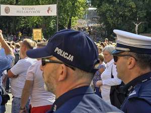 Zdjęcie policjantów podczas zabezpieczenia pielgrzymki kobiet