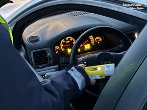 Zdjęcie policjanta podczas kontroli trzeźwości