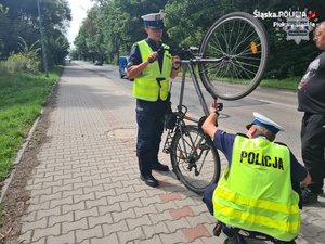Zdjęcie policjantów kontrolujących rower