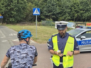 Zdjęcie policjantów podczas kontroli rowerzystów