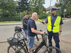Zdjęcie policjantów podczas kontroli rowerzystów