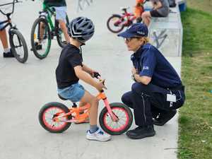 Zdjęcie policjantów podczas kontroli rowerzystów