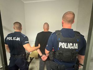 Zdjęcie policjantów z zatrzymanym mężczyzną