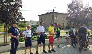 Zdjęcie policjantów na rowerach oraz uczestników spotkania