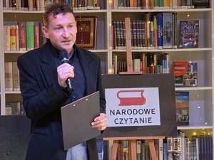 Zdjęcie uczestników wydarzenia podczas Narodowego Czytania