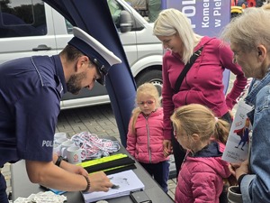 Zdjęcie uczestników pikniku rodzinnego na Kopcu Wyzwolenia