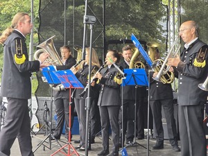 Zdjęcie uczestników pikniku rodzinnego na Kopcu Wyzwolenia