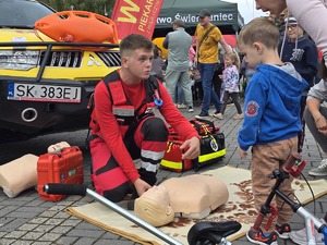 Zdjęcie uczestników pikniku rodzinnego na Kopcu Wyzwolenia