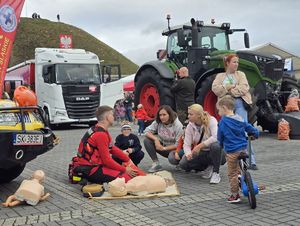 Zdjęcie uczestników pikniku rodzinnego na Kopcu Wyzwolenia