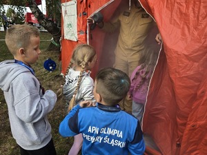 Zdjęcie uczestników pikniku rodzinnego na Kopcu Wyzwolenia