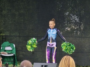Zdjęcie uczestników pikniku rodzinnego na Kopcu Wyzwolenia
