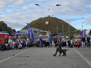Zdjęcie uczestników pikniku rodzinnego na Kopcu Wyzwolenia
