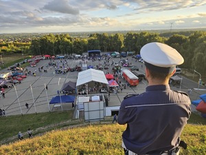 Zdjęcie uczestników pikniku rodzinnego na Kopcu Wyzwolenia