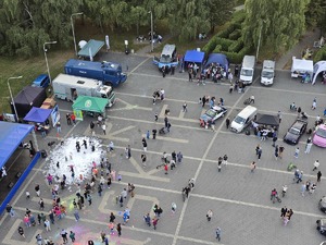 Zdjęcie uczestników pikniku rodzinnego na Kopcu Wyzwolenia