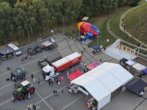 Zdjęcie uczestników pikniku rodzinnego na Kopcu Wyzwolenia