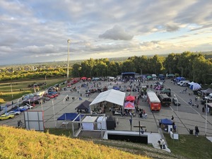 Zdjęcie uczestników pikniku rodzinnego na Kopcu Wyzwolenia