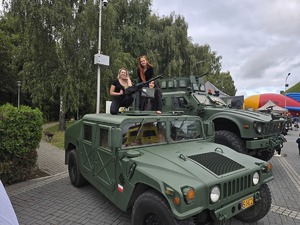 Zdjęcie uczestników pikniku rodzinnego na Kopcu Wyzwolenia