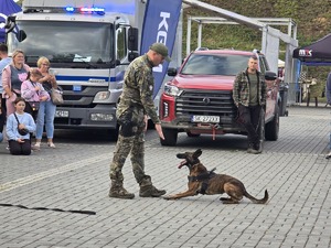 Mundurowy z psem służbowym