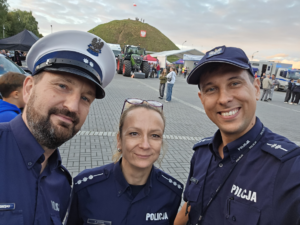 Zdjęcie policjantów na tle kopca