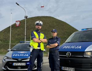 Zdjęcie policjantów na tle kopca