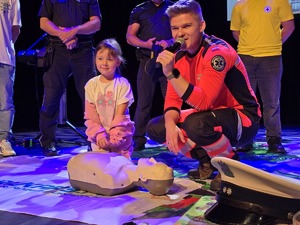 Zdjęcia policjantów, przedstawicieli służb mundurowych oraz dzieci podczas akcji profilaktycznej &quot;Bezpieczne piekary&quot;