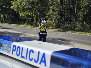 Zdjęcie policjanta kontrolującego prędkość