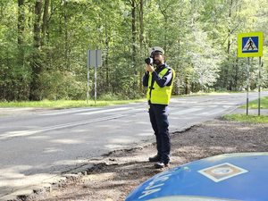 Zdjęcie policjanta kontrolującego prędkość