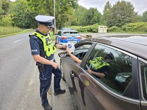 Zdjęcie policjanta kontrolującego prędkość