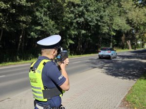 Zdjęcie policjanta kontrolującego prędkość