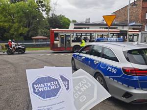 Zdjęcie policjanta kontrolującego prędkość