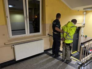 Zdjęcie policjanta z zatrzymanym mężczyzną