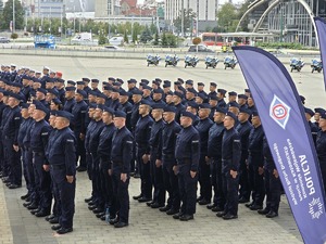 Zdjęcie policjantów podczas uroczystości ślubowania